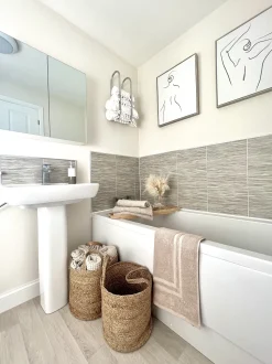 Armario De Casa De Banho Com Espelho 80 X 70 Cm Branco Navarra