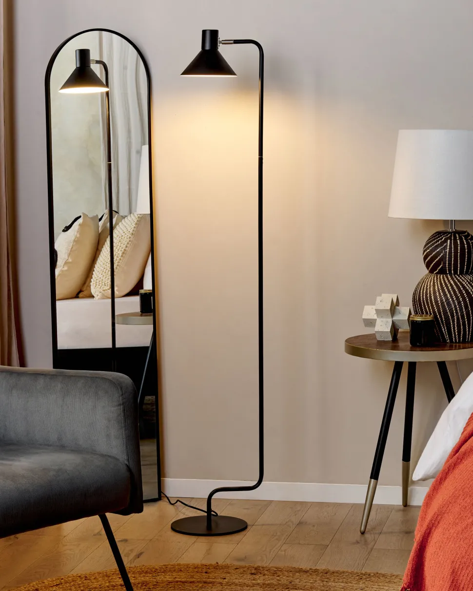 Candeeiro De Chao Em Metal Preto 154 Cm Rimava