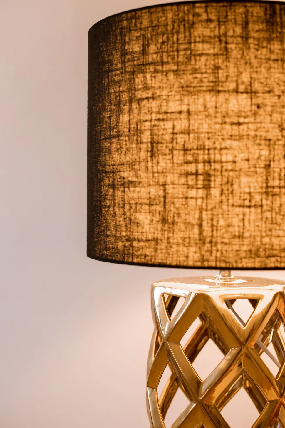 Candeeiro De Mesa Em Ceramica Dourada E Preto 71 Cm Selja