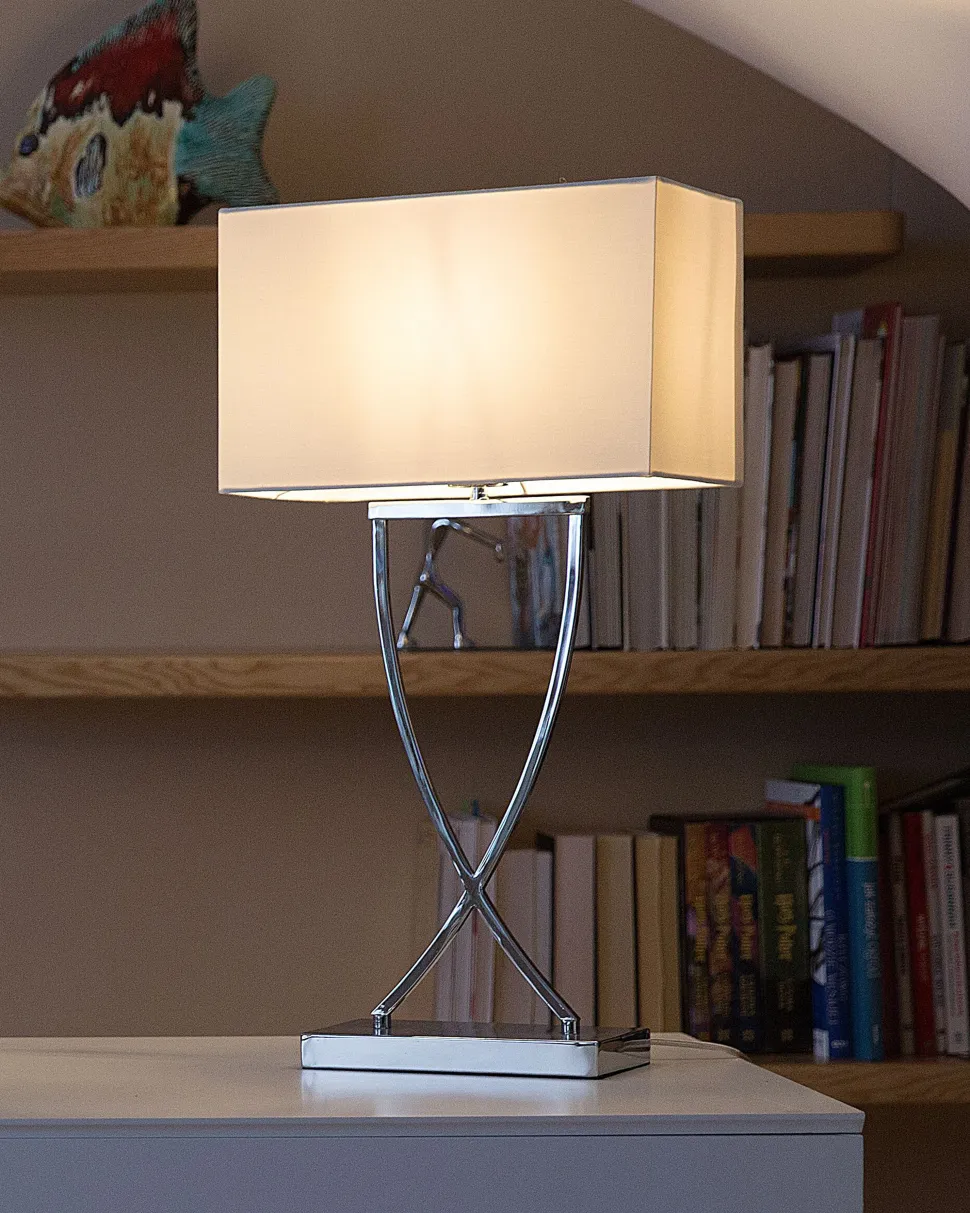 Candeeiro De Mesa Em Metal Prateado E Abajur Branco Yasuni