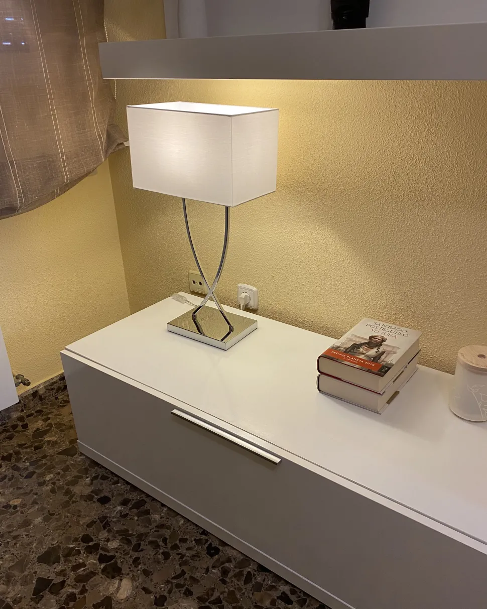 Candeeiro De Mesa Em Metal Prateado E Abajur Branco Yasuni