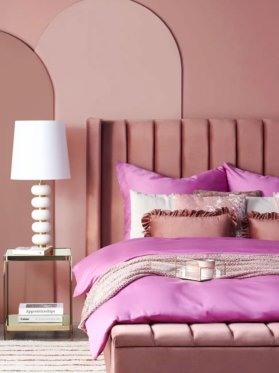 Candeeiro De Mesa Em Metal Branco E Dourado Frio