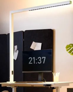 Candeeiro De Mesa Led Em Metal Branco 120 Cm Octant