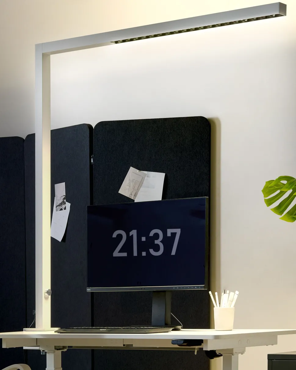 Candeeiro De Mesa Led Em Metal Prateado 120 Cm Volans