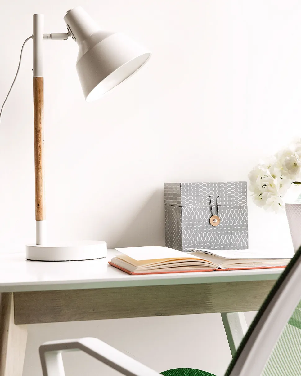 Candeeiro De Mesa Metal Branco E Madeira Aldan