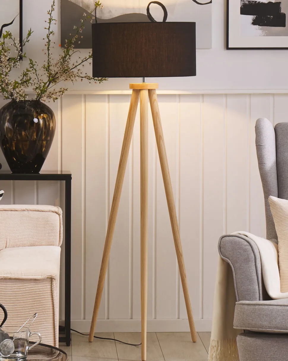 Candeeiro De Pe Preto Com Tripe De Madeira Nitra