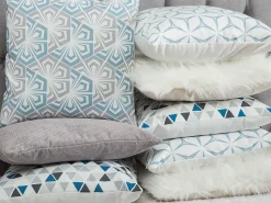 Conjunto De 2 Almofadas Decorativas Em Pele Sintetica 45 X 45 Cm Creme Claro Daisy