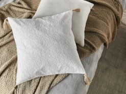 Conjunto De 2 Almofadas Decorativas Creme Com Relevo 45 X 45 Cm Azalea