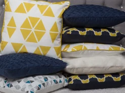 Conjunto De 2 Almofadas Decorativas Com Triangulos 45 X 45 Cm Amarela Pansy