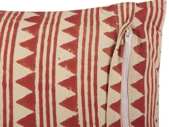 Conjunto De 2 Almofadas Decorativas Com Padrao Geometrico Em Algodao Vermelho E Creme 45 X 45 Cm Deglupta