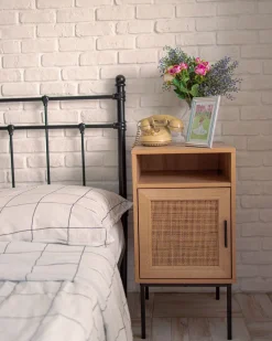 Mesa De Cabeceira Com 1 Porta Em Madeira Clara Pasco