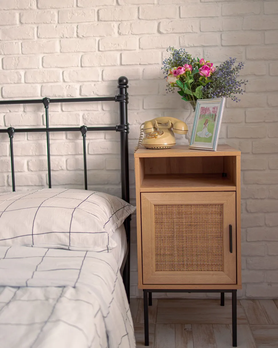 Mesa De Cabeceira Com 1 Porta Em Madeira Clara Pasco