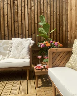 Sofa De Jardim De 2 Lugares Em Madeira De Acacia Com Almofadas Brancas Baratti