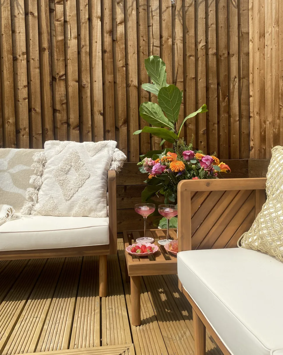 Sofa De Jardim De 2 Lugares Em Madeira De Acacia Com Almofadas Brancas Baratti
