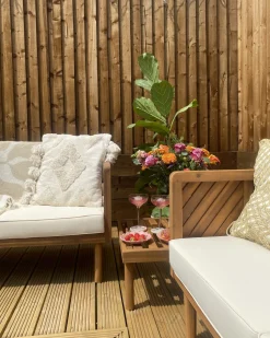 Sofa De Jardim De 3 Lugares Em Madeira De Acacia Com Almofadas Brancas Baratti
