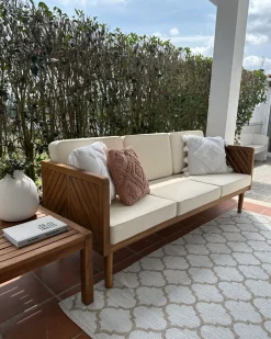 Sofa De Jardim De 3 Lugares Em Madeira De Acacia Com Almofadas Brancas Baratti