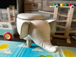 Tamborete Em Pele Sintetica Cinzenta Clara Com Arrumação Elephant