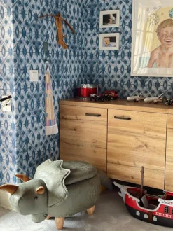 Tamborete Em Pele Sintetica Verde Escuro Com Arrumação Triceratops