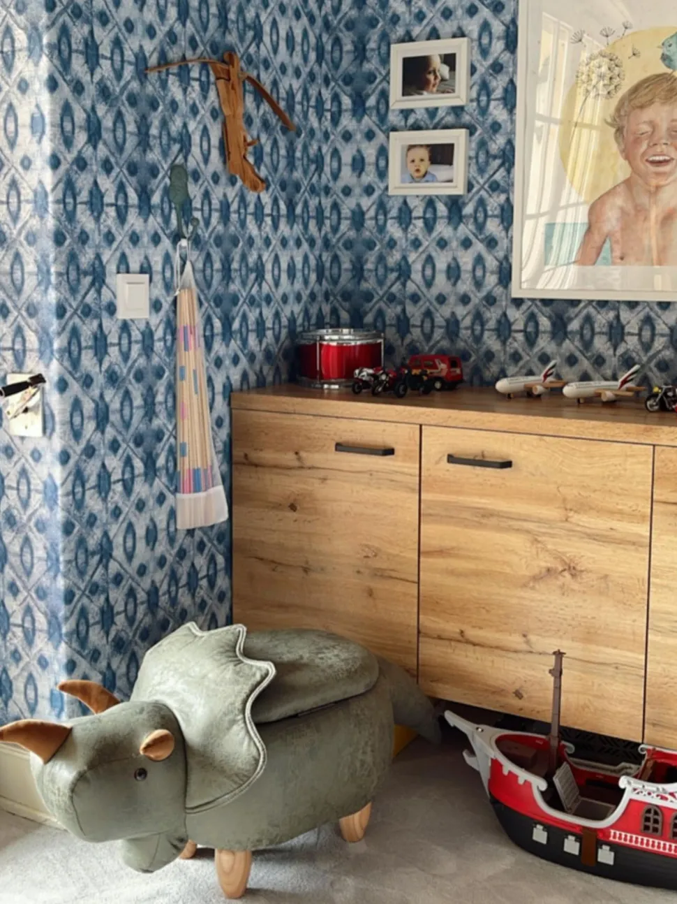 Tamborete Em Pele Sintetica Verde Escuro Com Arrumação Triceratops