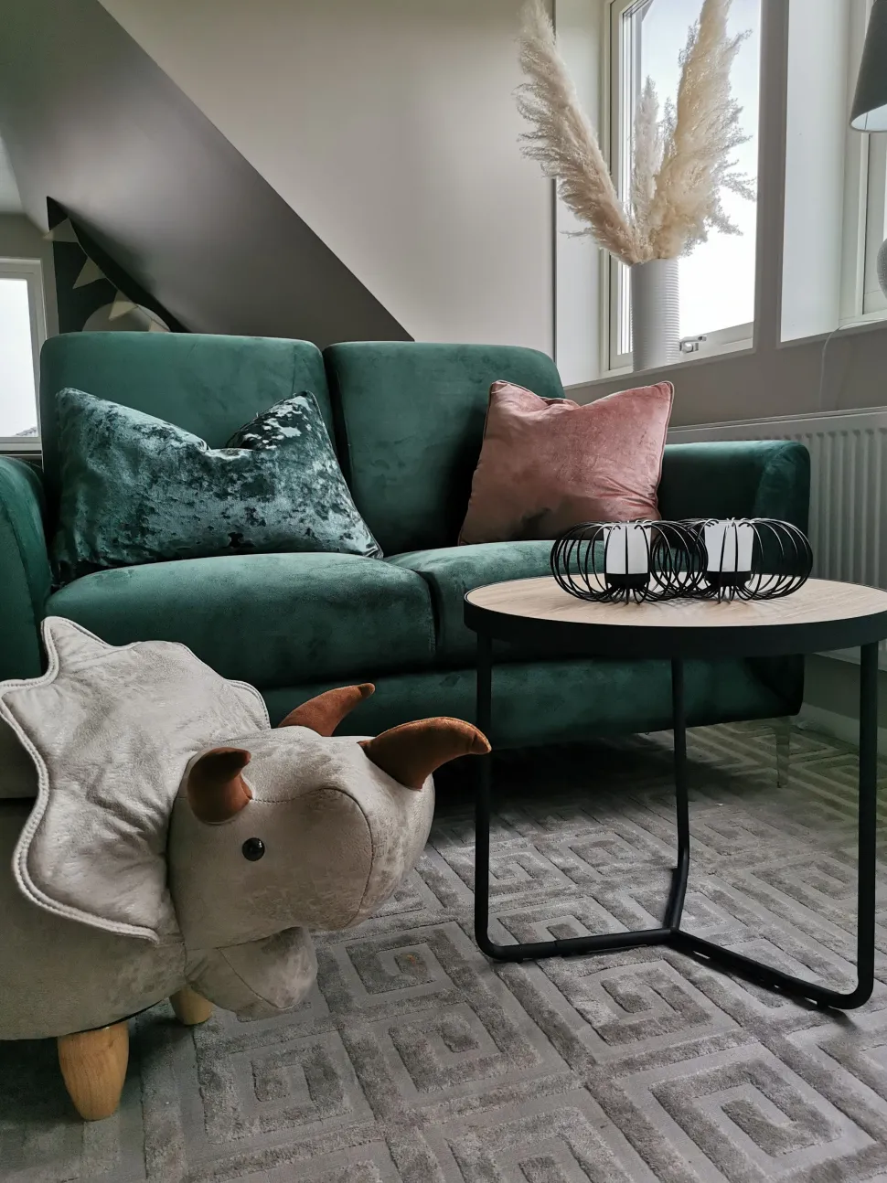 Tamborete Em Pele Sintetica Cinzento Claro Com Arrumação Triceratops