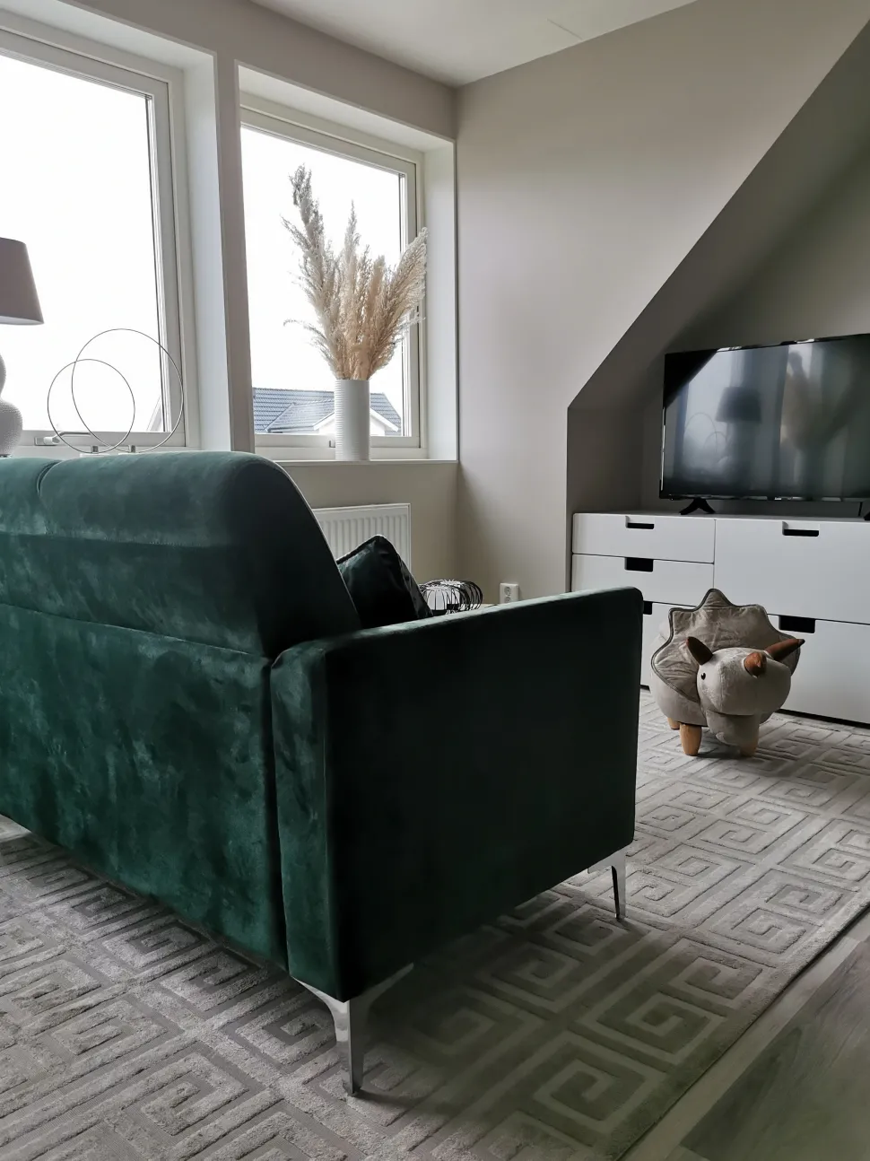 Tamborete Em Pele Sintetica Cinzento Claro Com Arrumação Triceratops