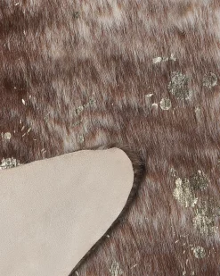 Tapete Em Pele Sintetica De Vaca Castanha Creme E Dourado 150 X 200 Cm Bogong